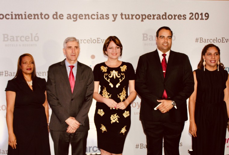 Barceló reconoce a sus colaboradores locales en El Embajador