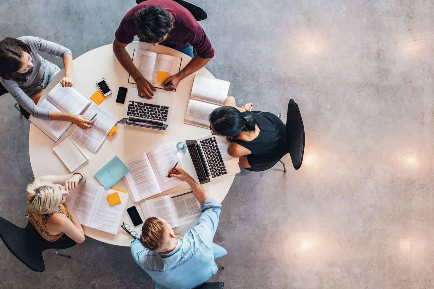 El Instituto de Estudios y Empleo ofrece servicios de consultoría de educación y empleo para asesorar y reorientar a los alumnos