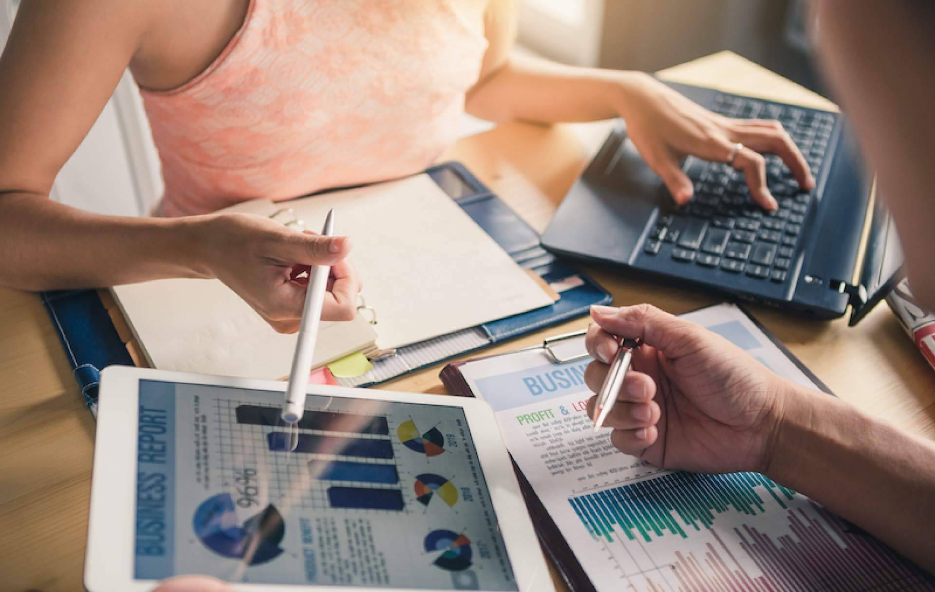 ¿Cuáles son los principales beneficios de contratar los servicios de marketing digital para empresas?