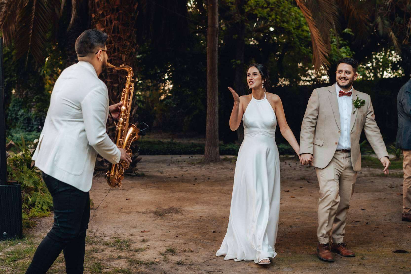 Una celebración de matrimonio puede ser diferente gracias a la  música en vivo de un saxofonista
