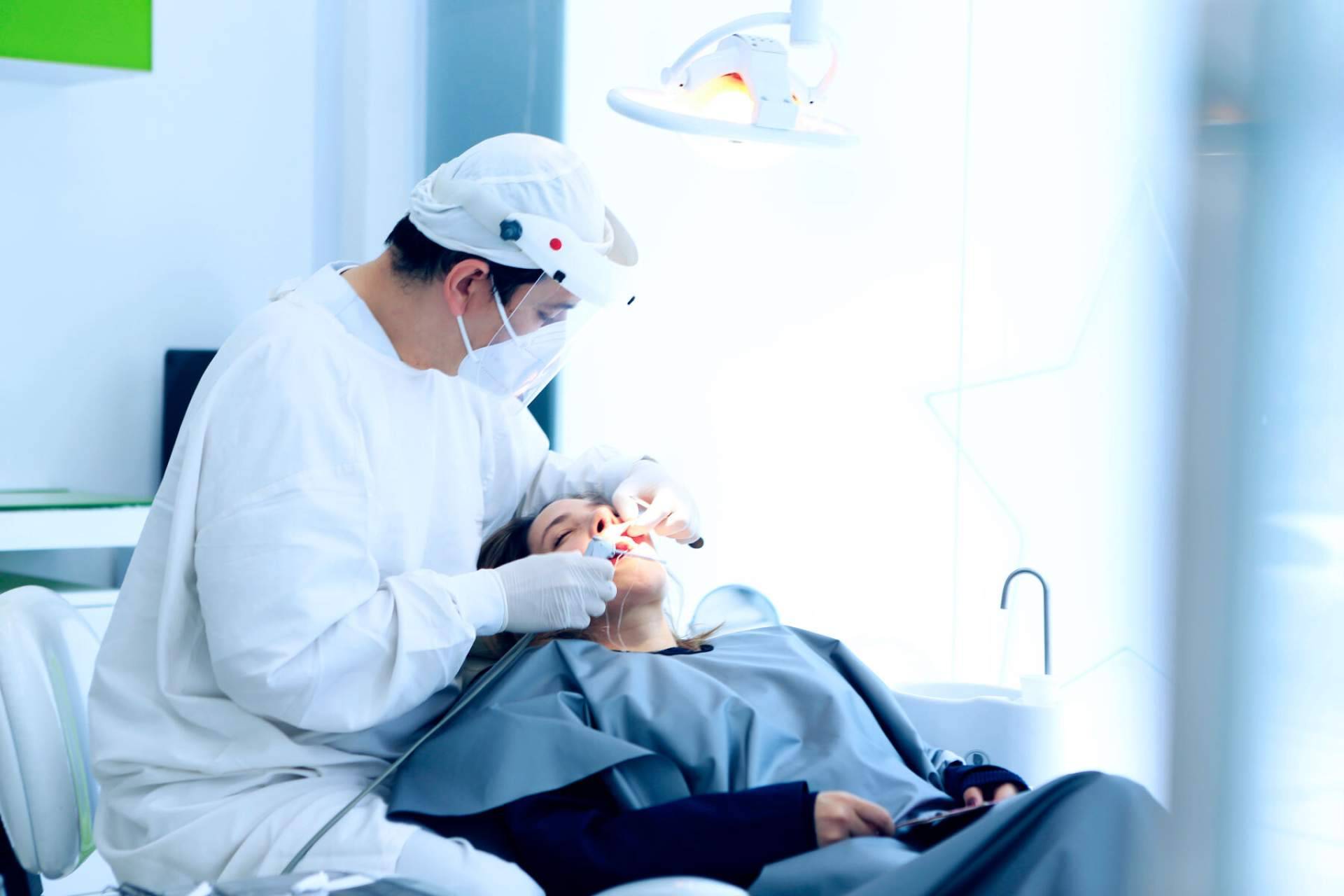 Odontología de Marlon Becerra se dedica al diseño de sonrisas en Bogotá
