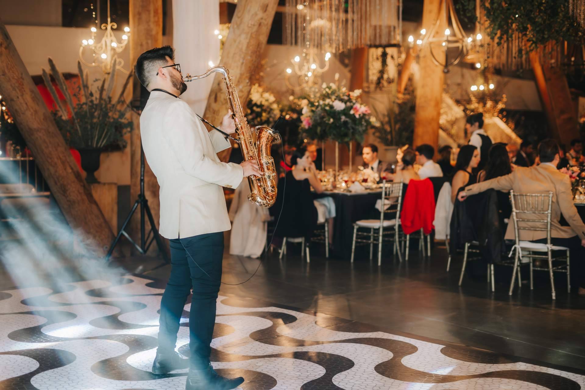 SaxoEventos ofrece servicios de un saxofonista boda