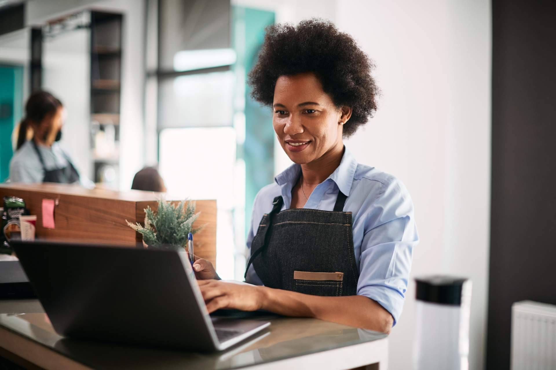 UEBEA ofrece servicios de marketing y estrategia digital para peluquerías y centros estéticos