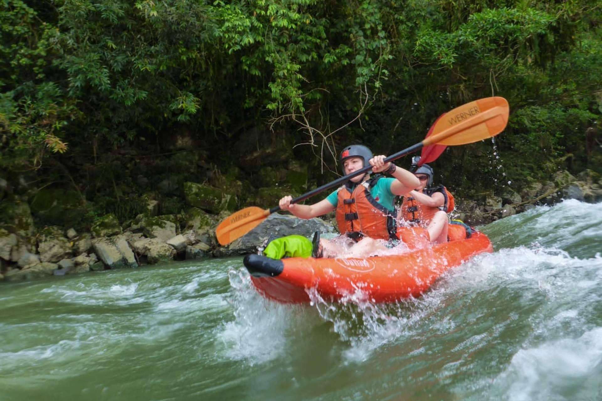 Hamadryade Lodge permite realizar rafting río abajo por el río Amazonas